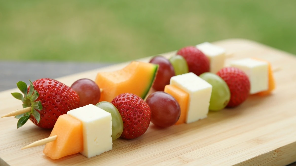 Brochetas de Fruta y Queso: Adelgaza Fácil